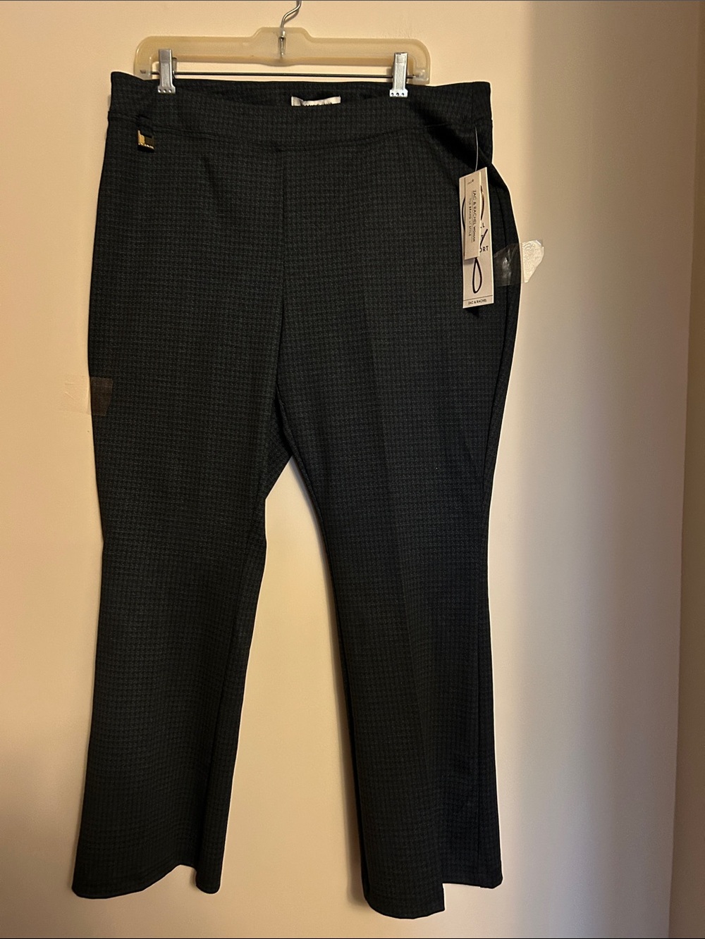 Zac&Rachel Woman pull on polyester/rayon dark evergreen plaid pant size 1X  NWT